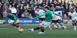 球迷情感与竞技策略的双重赌注  -PA真人